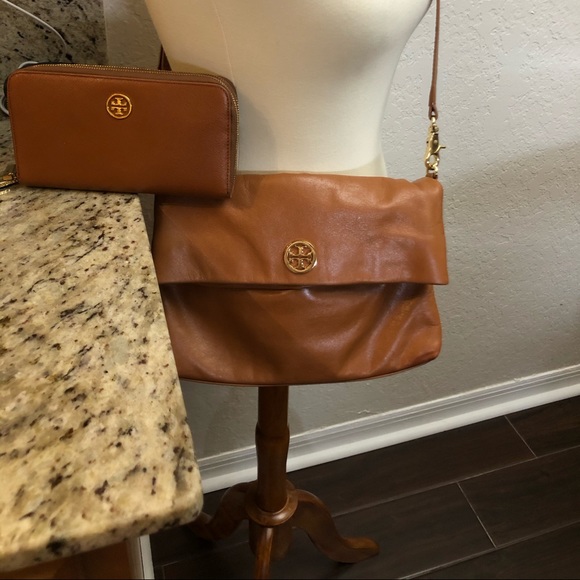 Tory Burch Handbags - Tory Burch convertible crossbody bag & wallet set